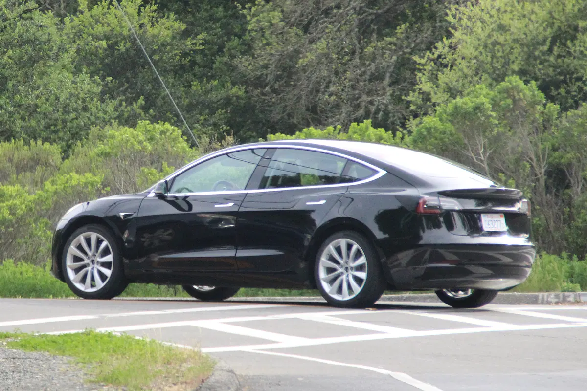 Tesla Model 3: primi scatti della versione definitiva (7)
