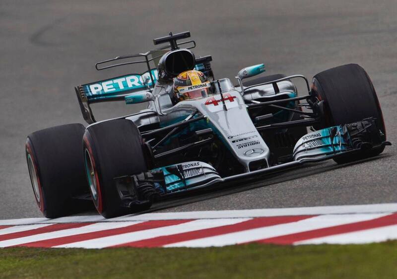 F1, Gp Cina 2017: pole per Hamilton. Secondo Vettel