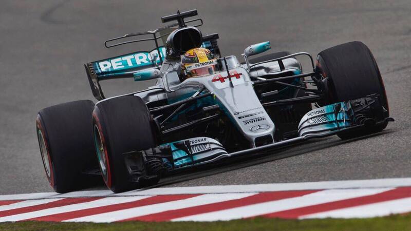 F1, Gp Cina 2017: pole per Hamilton. Secondo Vettel