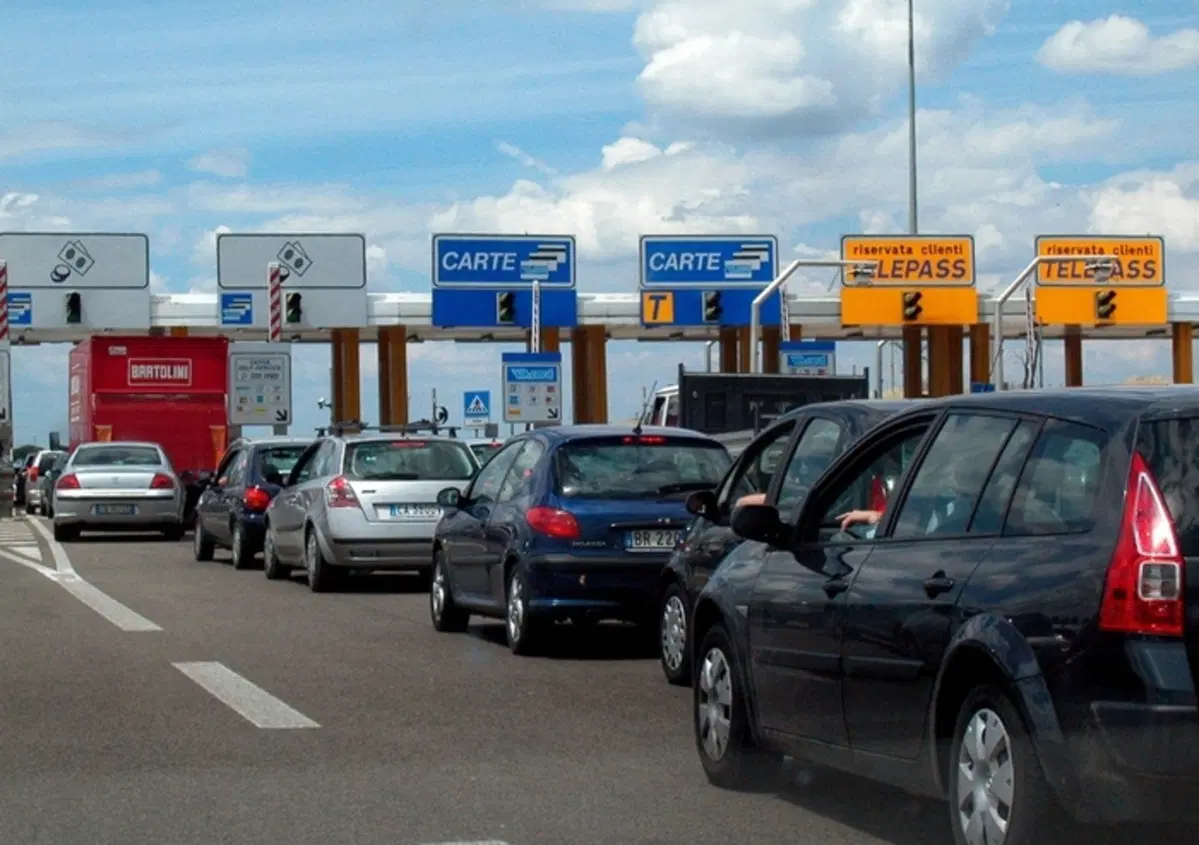 Autostrade: arrivano gli &ldquo;ausiliari del pedaggio&rdquo;. Multe a chi fa il furbo al casello