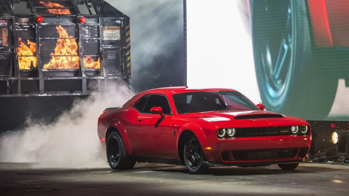 Dodge Challenger SRT Demon: anche le auto possono impennare [Video]