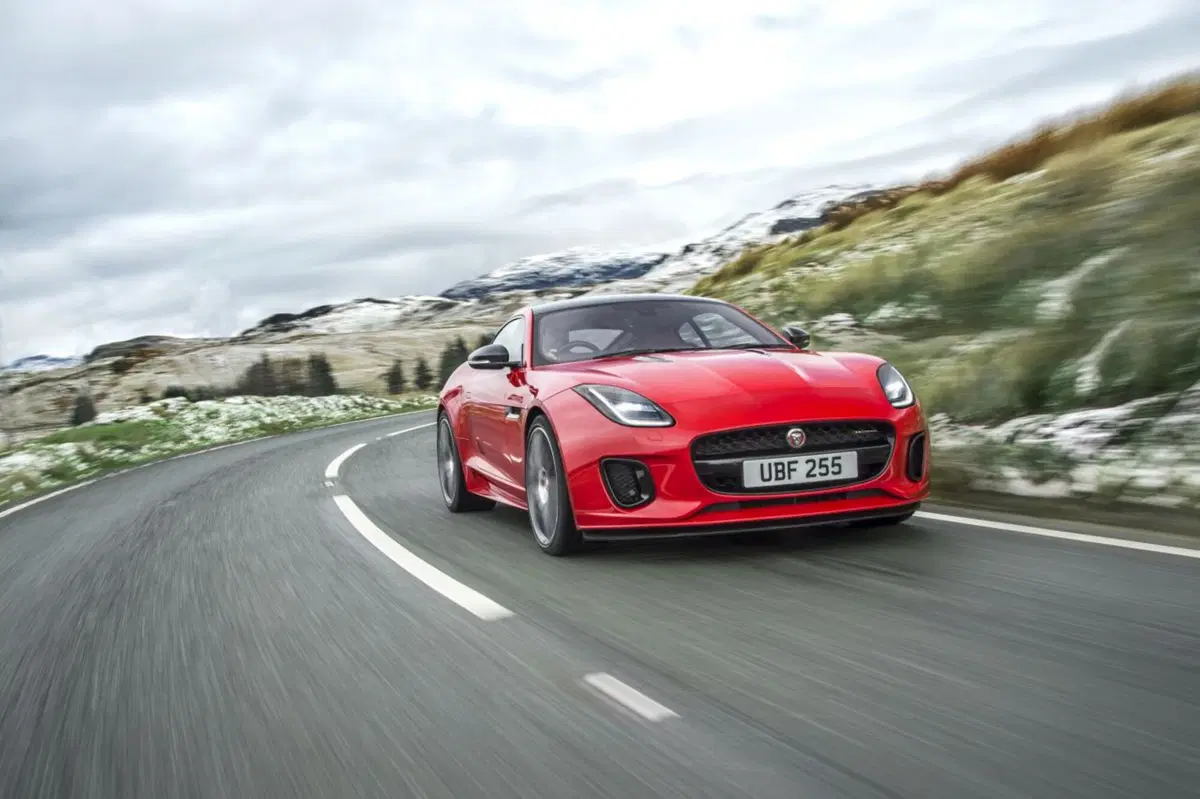 Jaguar F-Type, arriva la quattro cilindri
