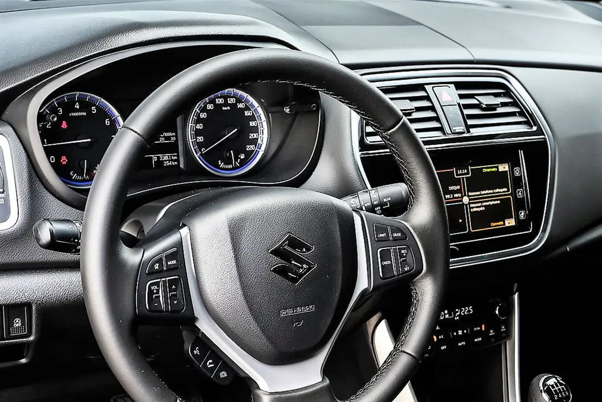 Quale comprare, Confronto: Peugeot 2008 PureTech Turbo 110 Vs Suzuki S-Cross 1.0 Boosterjet (4)