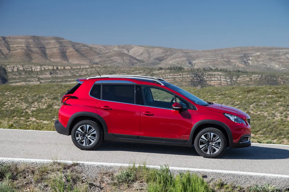 Quale comprare, Confronto: Peugeot 2008 PureTech Turbo 110 Vs Suzuki S-Cross 1.0 Boosterjet (6)