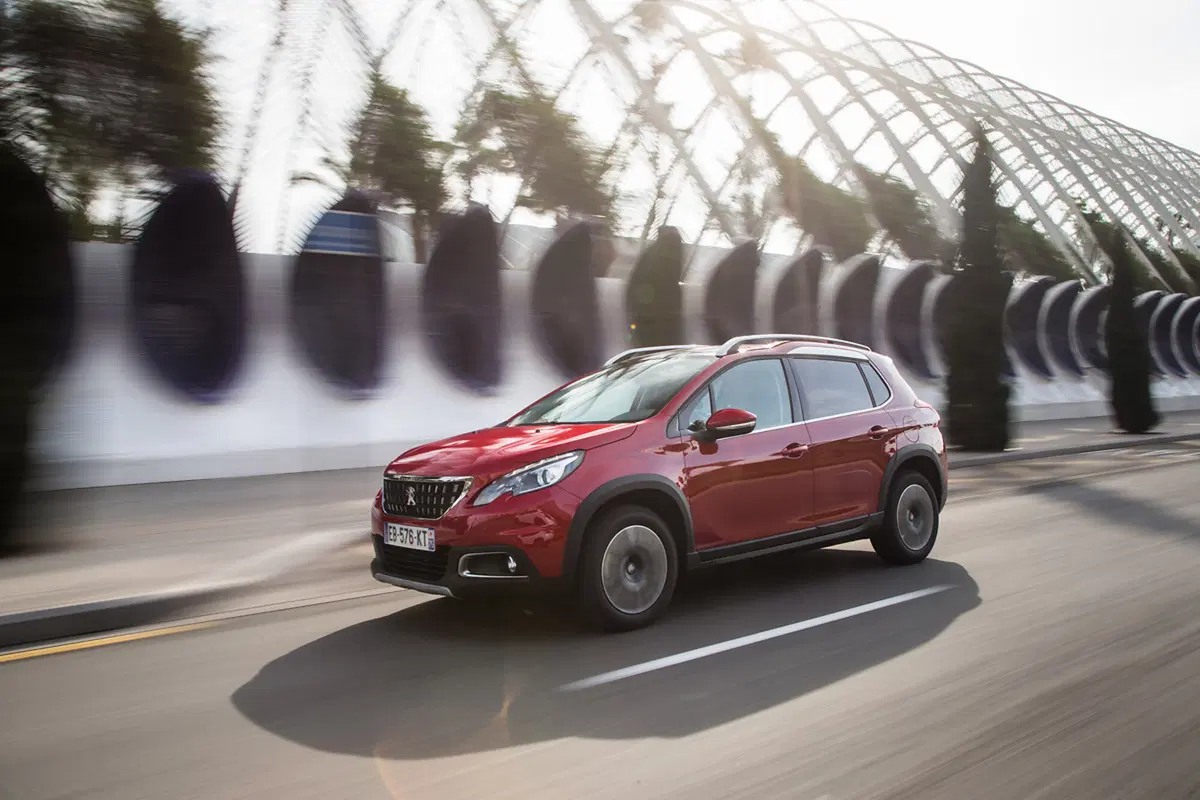 Quale comprare, Confronto: Peugeot 2008 PureTech Turbo 110 Vs Suzuki S-Cross 1.0 Boosterjet (2)