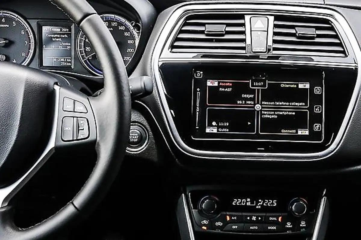 Quale comprare, Confronto: Peugeot 2008 PureTech Turbo 110 Vs Suzuki S-Cross 1.0 Boosterjet (2)