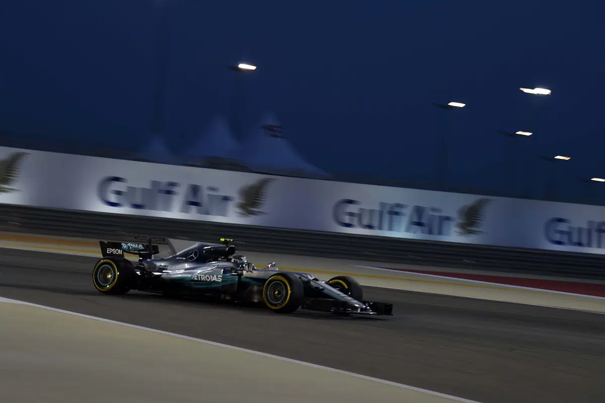 F1, GP Bahrain 2017: pole per Bottas. Terzo Vettel