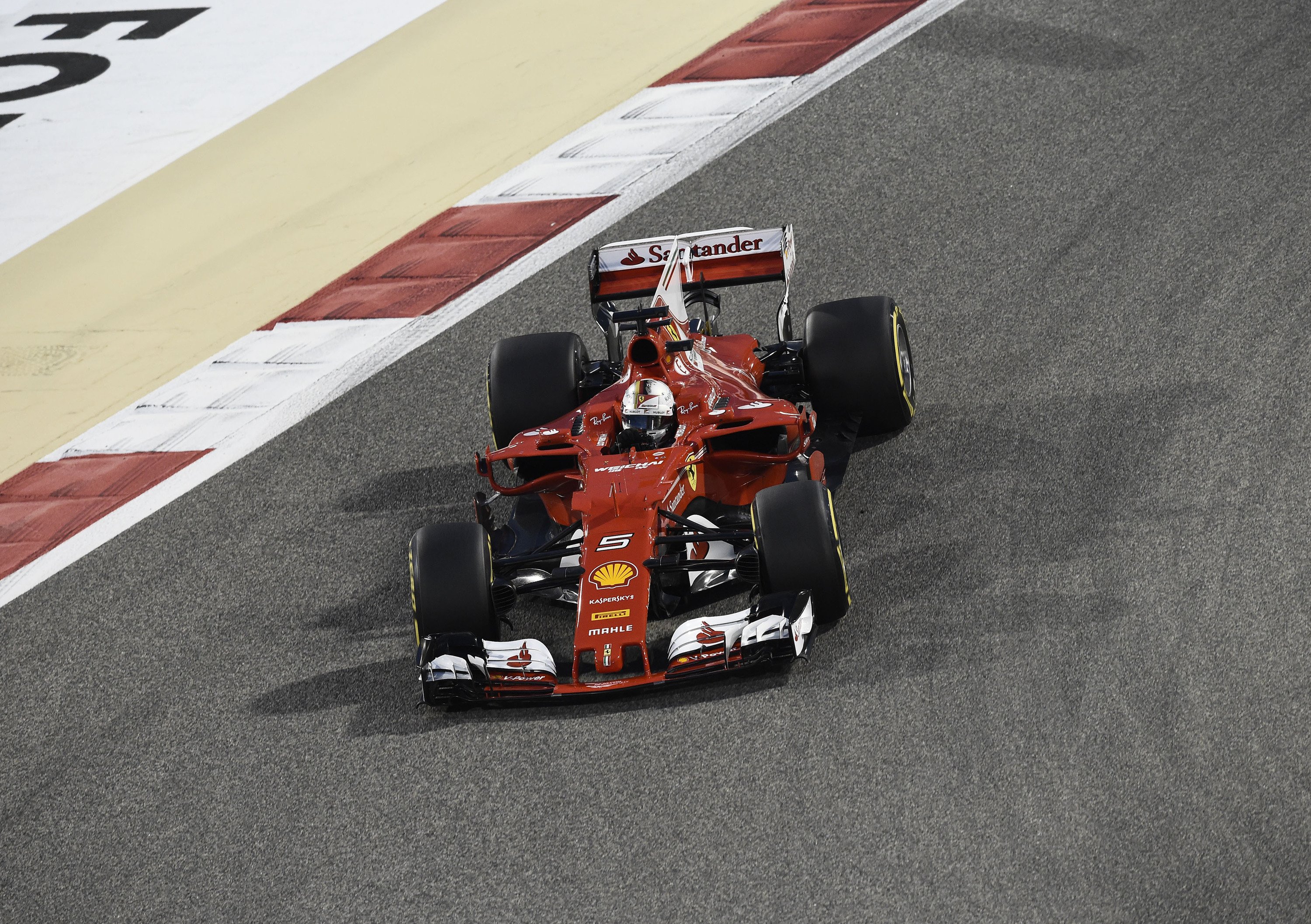 F1, GP Bahrain 2017: Vettel leader, Hamilton insegue