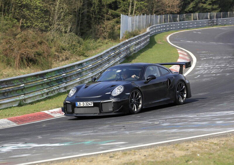 Nuova Porsche 911 GT2: in pista al Nurburgring