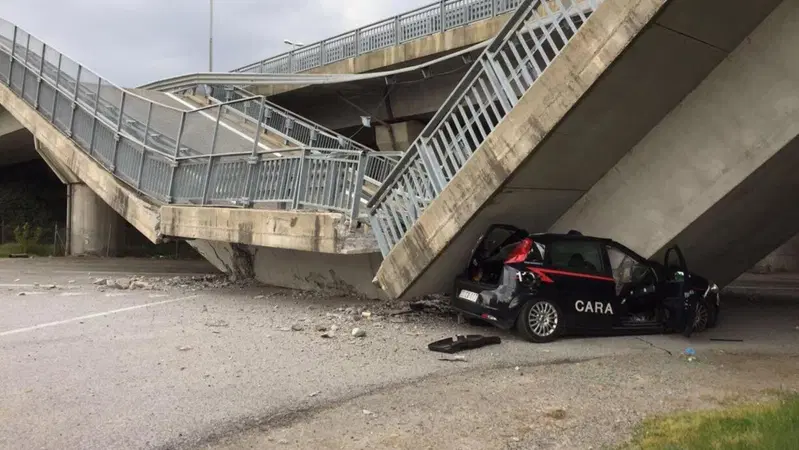 Crolla ponte della tangenziale di Fossano: schiacciata un'auto dei Carabinieri