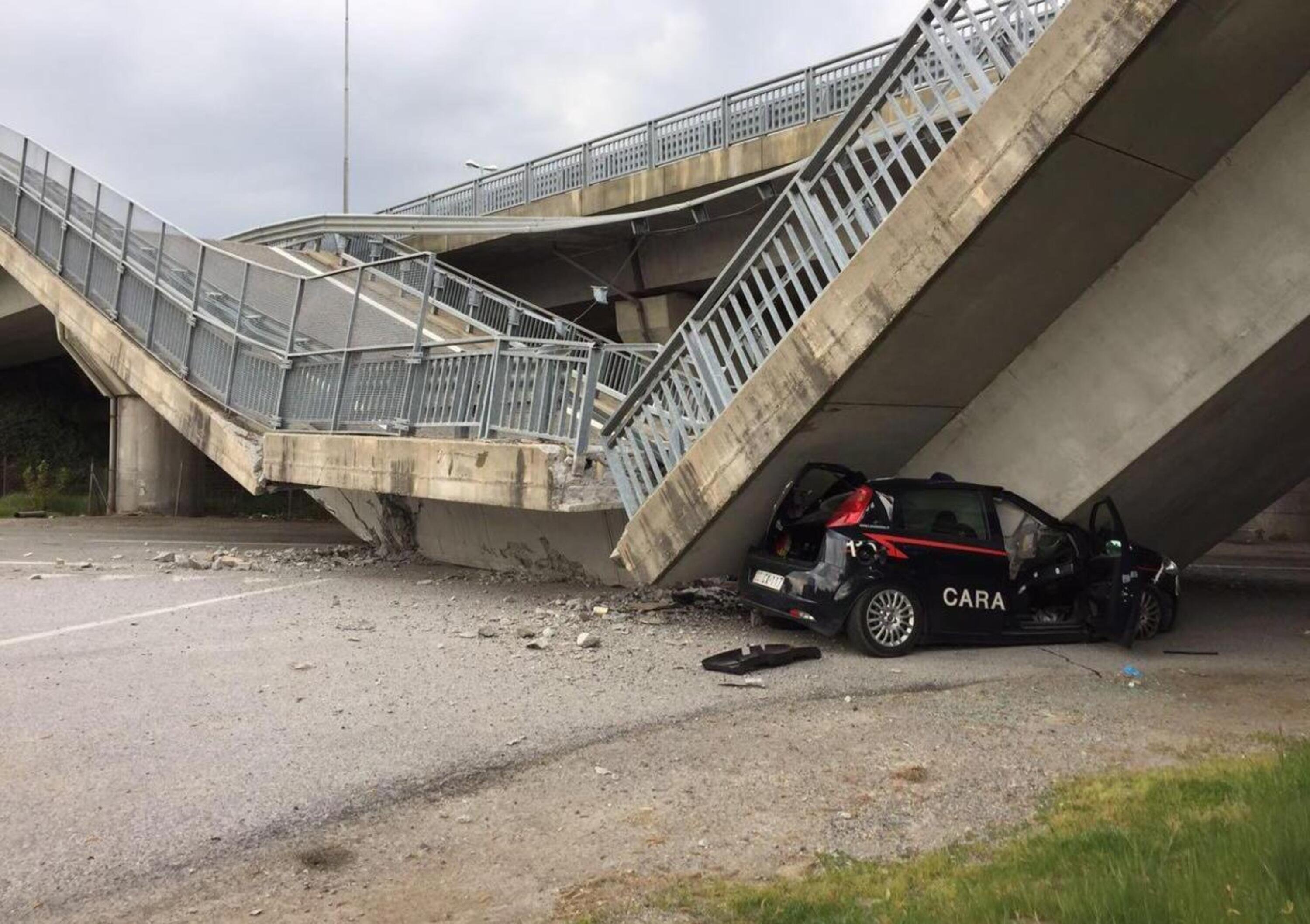 Crolla ponte della tangenziale di Fossano: schiacciata un&#039;auto dei Carabinieri