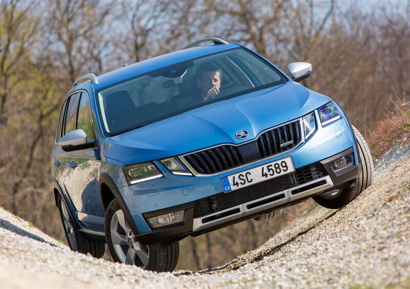 Octavia Scout porta fuori dal manto asfaltato una wagon molto spaziosa