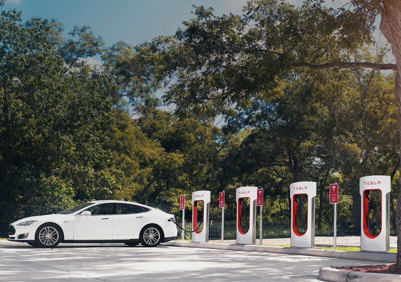 Tesla Supercharger, 9 stazioni in Italia entro il 2017