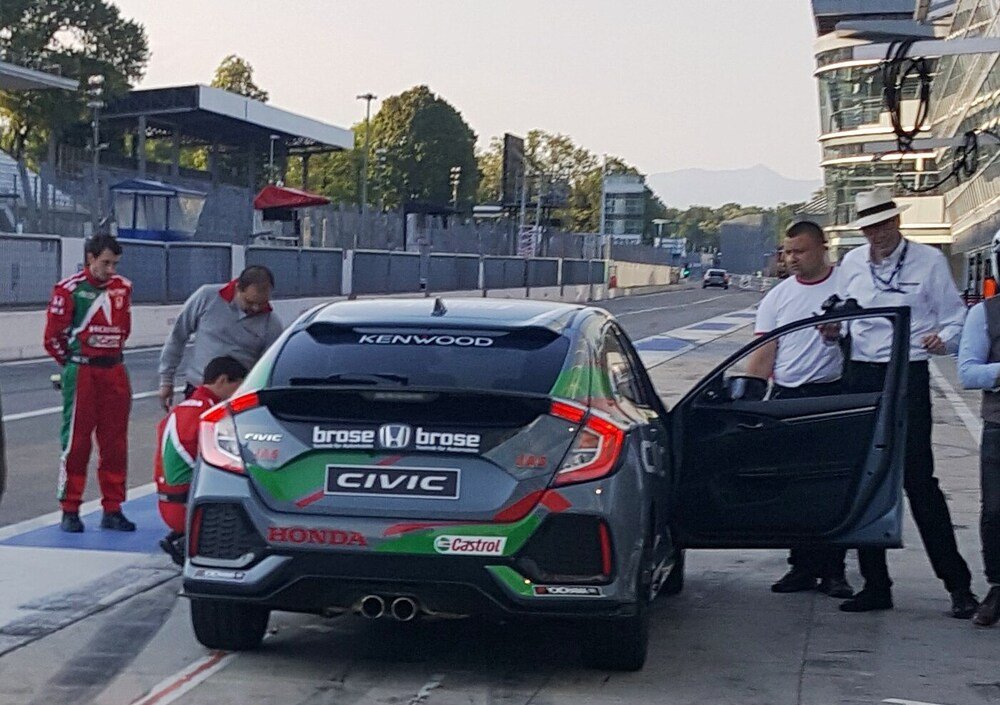 La Civic 1.5 Turbo Vtec scende in pista a Monza con i colori della squadra Castrol