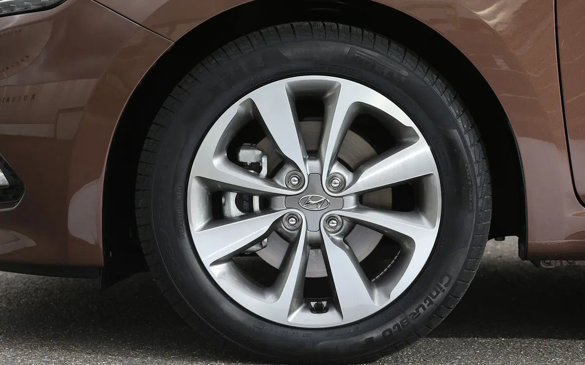 Quale comprare, Confronto: Hyundai i20 1.2 Vs Volkswagen Polo 1.0 (7)