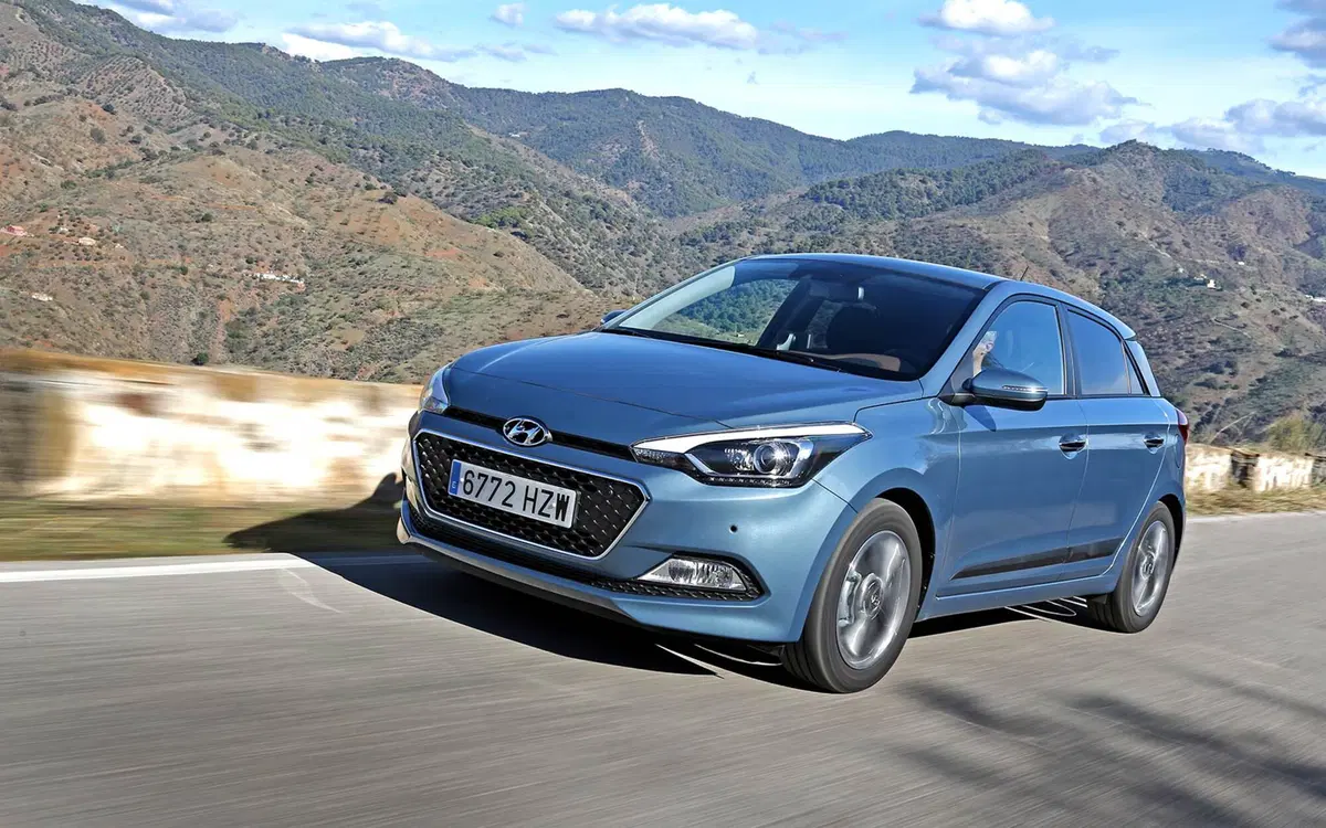 Quale comprare, Confronto: Hyundai i20 1.2 Vs Volkswagen Polo 1.0 (7)