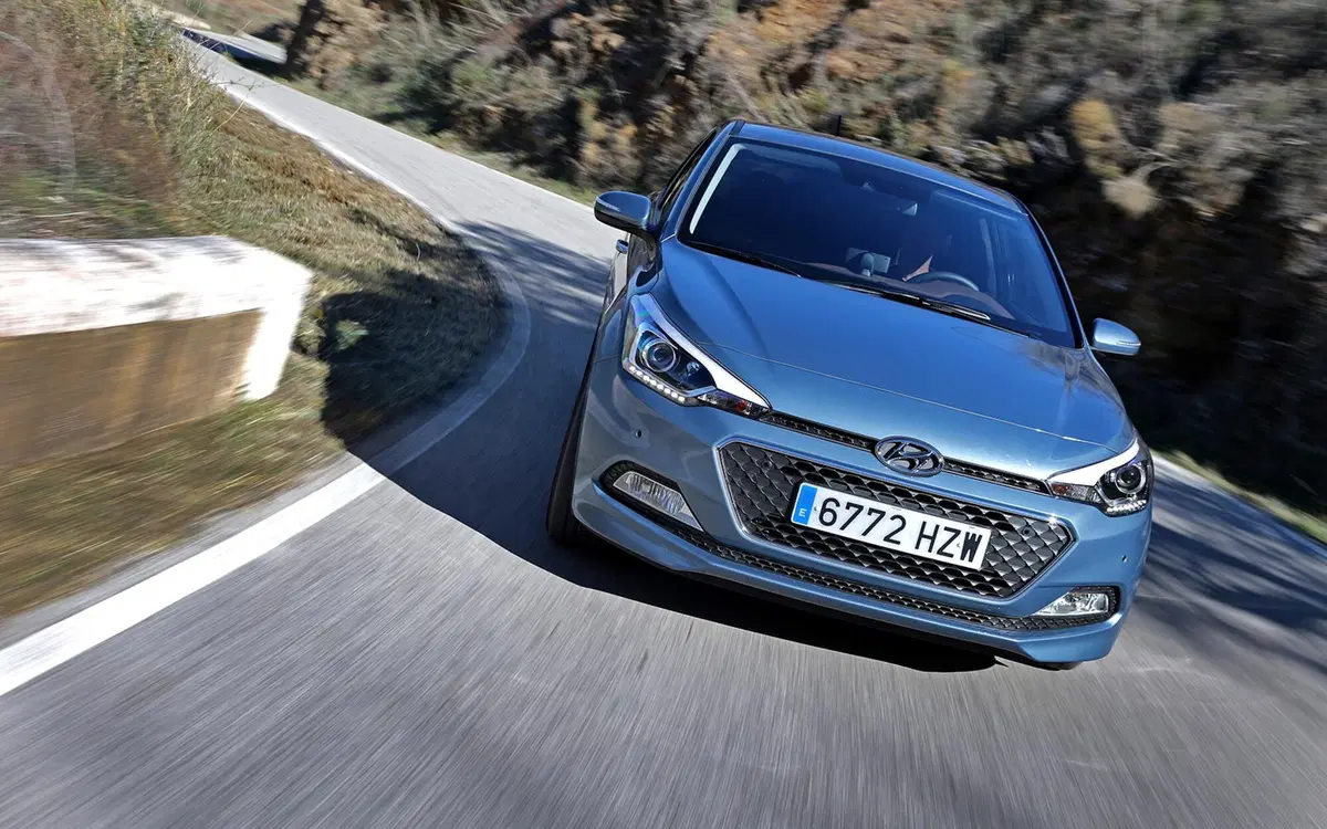 Quale comprare, Confronto: Hyundai i20 1.2 Vs Volkswagen Polo 1.0 (9)