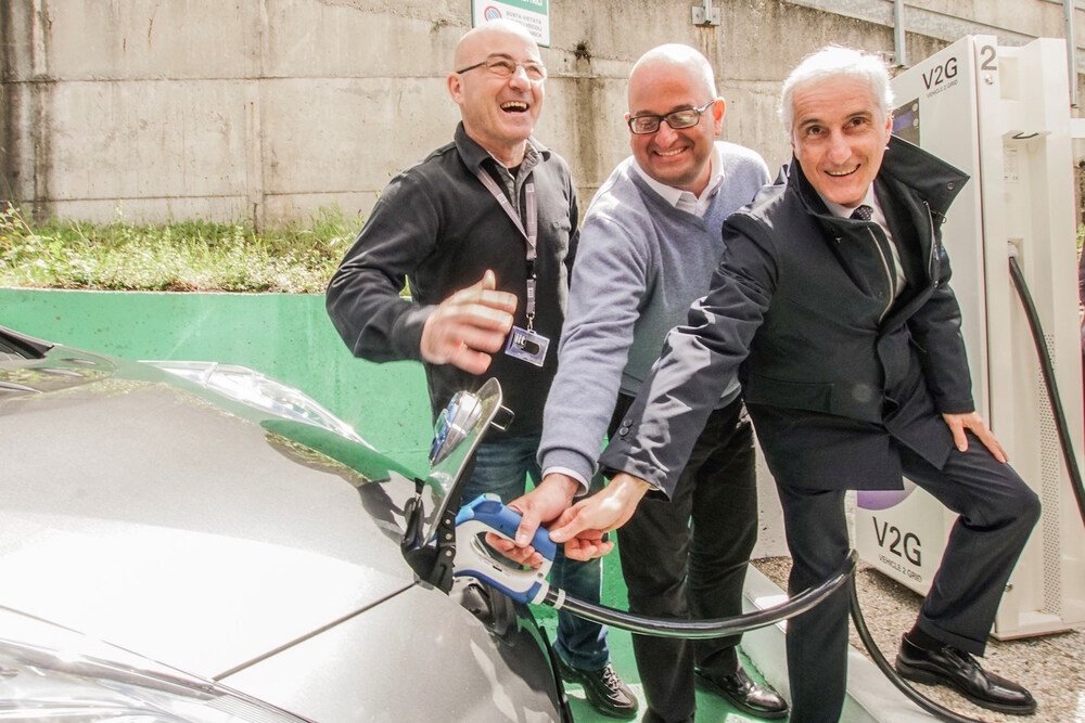 Roberto Cingolani, Ernesto Ciorra e Bruno Mattucci provvedono alla ricarica di una Nissan Leaf presso le colonnine V2G installate all&#039;IIT di Genova 
